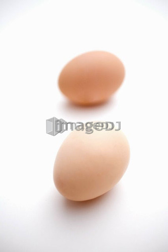 2 brown eggs